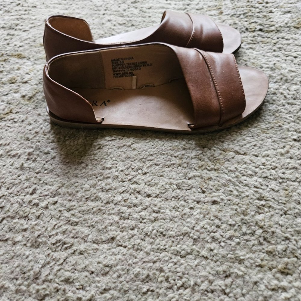Sierra faux leather sandals 8.5 - Picture 3 of 6